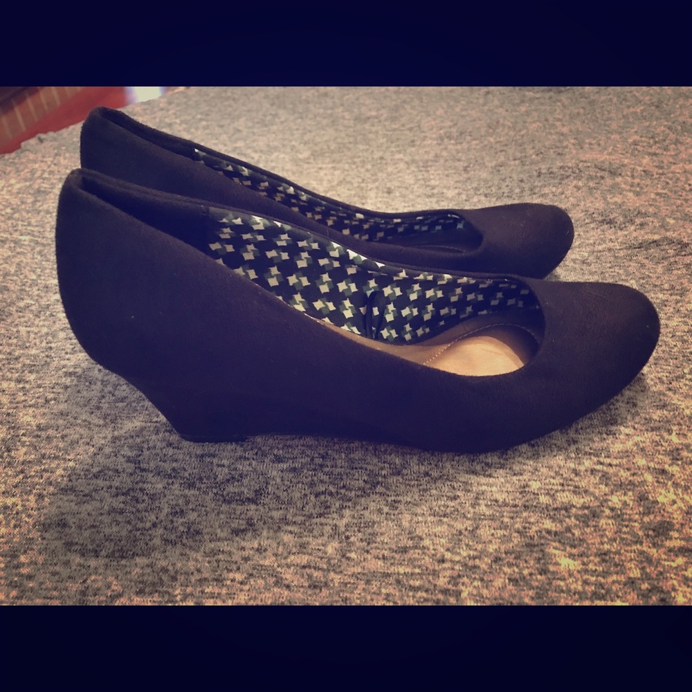 NWOT faux suede wedges.